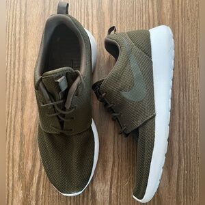 Nike Men’s Olive Green Roshe Athletic Sneakers size 10.5